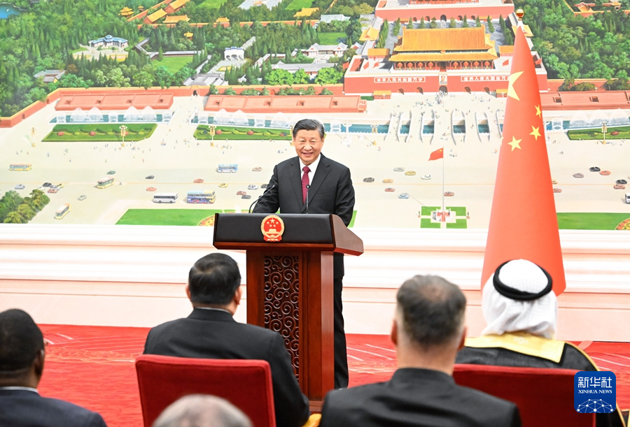 1月30日下午,国家主席习近平在北京人民大会堂接受42位驻华大使递交国书。这是递交国书仪式结束后,习近平在北京厅对使节们发表集体讲话。 1月30日下午,国家主席习近平在北京人民大会堂接受42位驻华大使递交国书。这是递交国书仪式结束后,习近平在北京厅对使节们发表集体讲话。